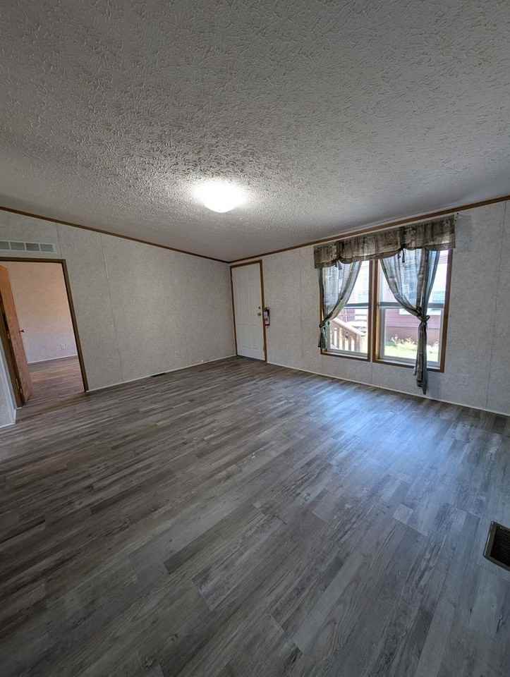2741 Crab Tree St - Photo 4 of 19