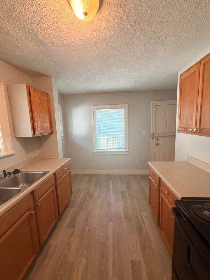 1532 E 51st St - Photo 4 of 11