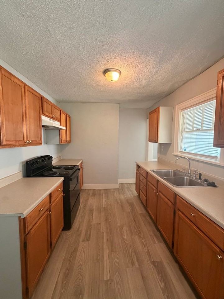 1532 E 51st St - Photo 5 of 11