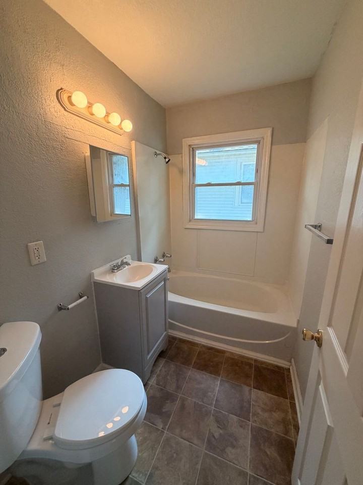 1532 E 51st St - Photo 7 of 11