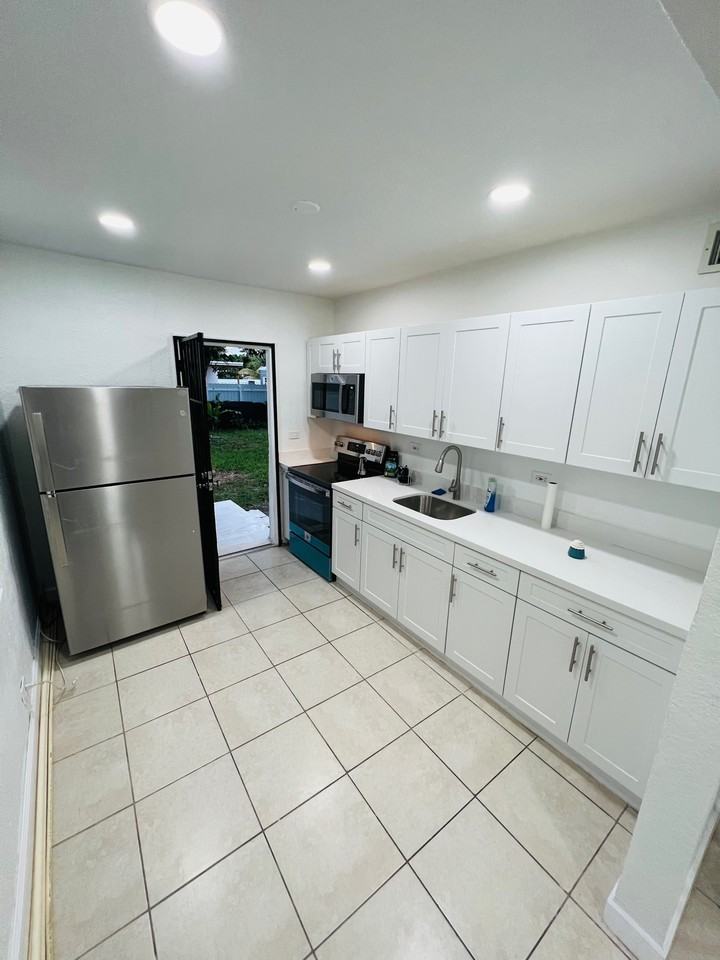2335 West Bunche Park Drive - Photo 4 of 13