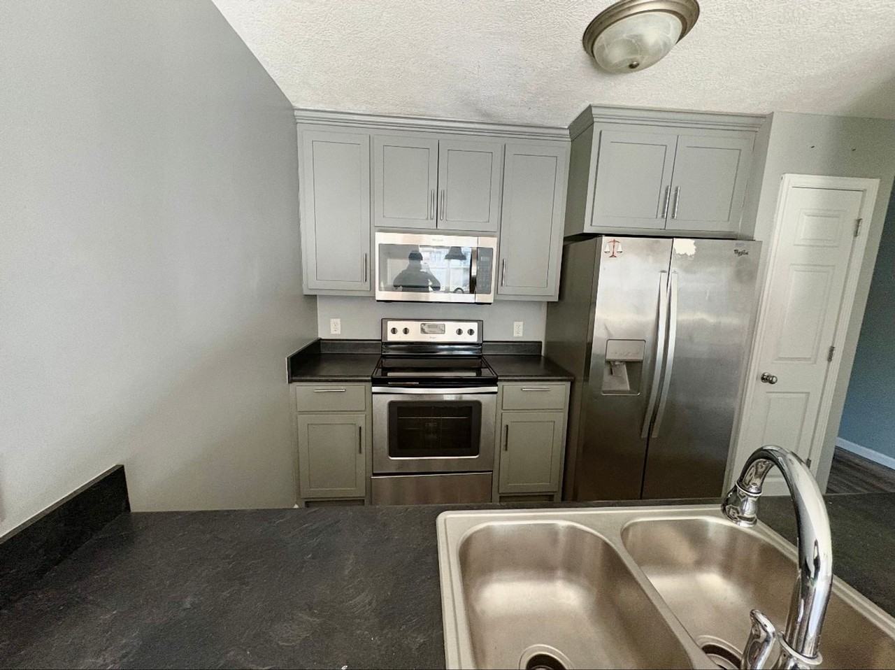 1901 Grant Ave - Photo 4 of 11