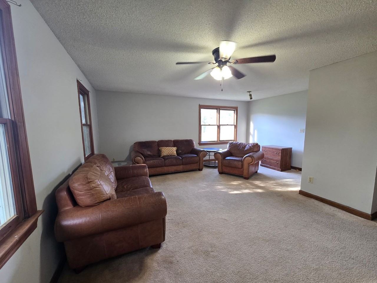 1124 1124 Chesnut Drive - Photo 3 of 7