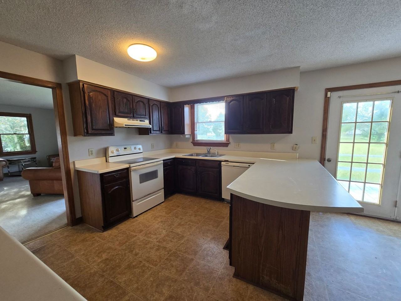 1124 1124 Chesnut Drive - Photo 4 of 7