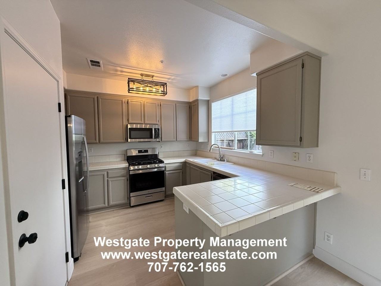 2083 Easton Dr - Photo 2 of 21