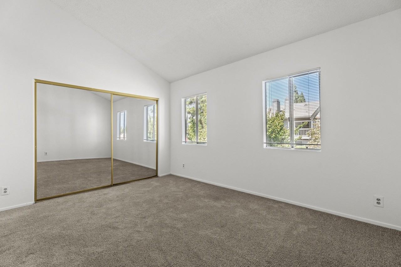 Spacious and Bright Apartment in North Hollywood - Photo 2 of 23