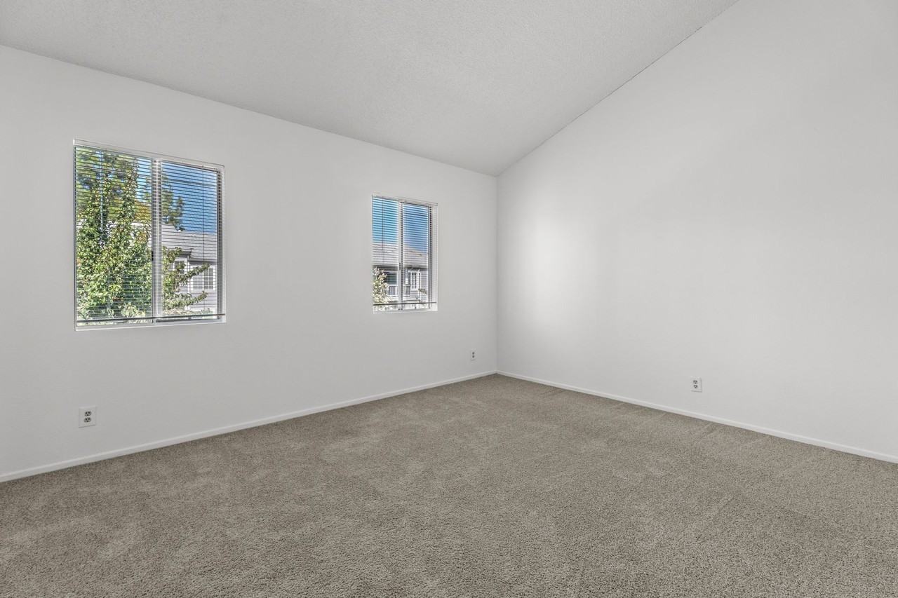 Spacious and Bright Apartment in North Hollywood - Photo 3 of 23