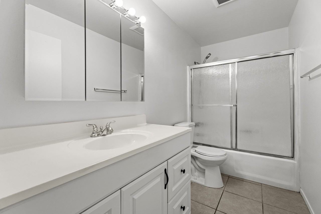 Spacious and Bright Apartment in North Hollywood - Photo 4 of 23