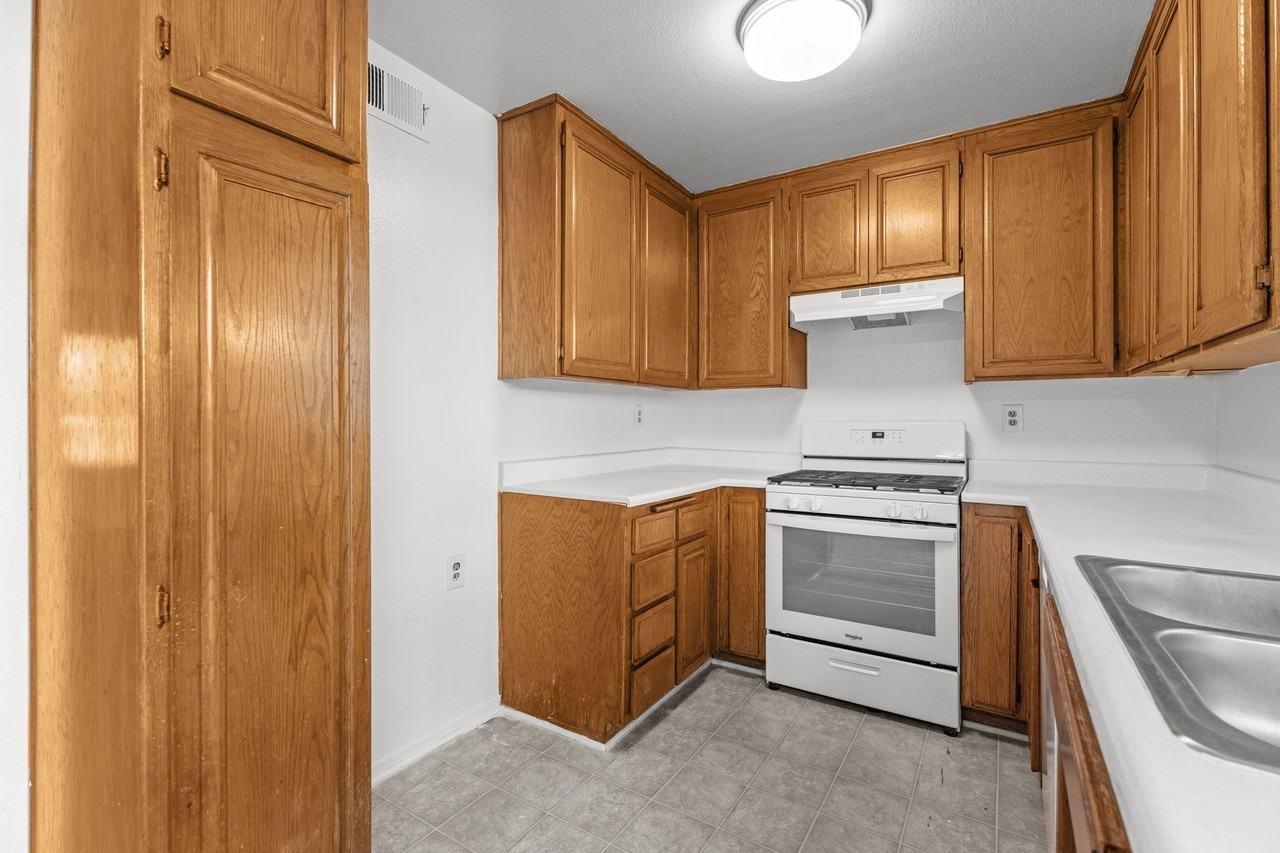 Spacious and Bright Apartment in North Hollywood - Photo 5 of 23