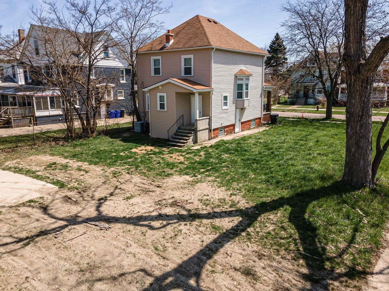 409 Melbourne St - Photo 4 of 18