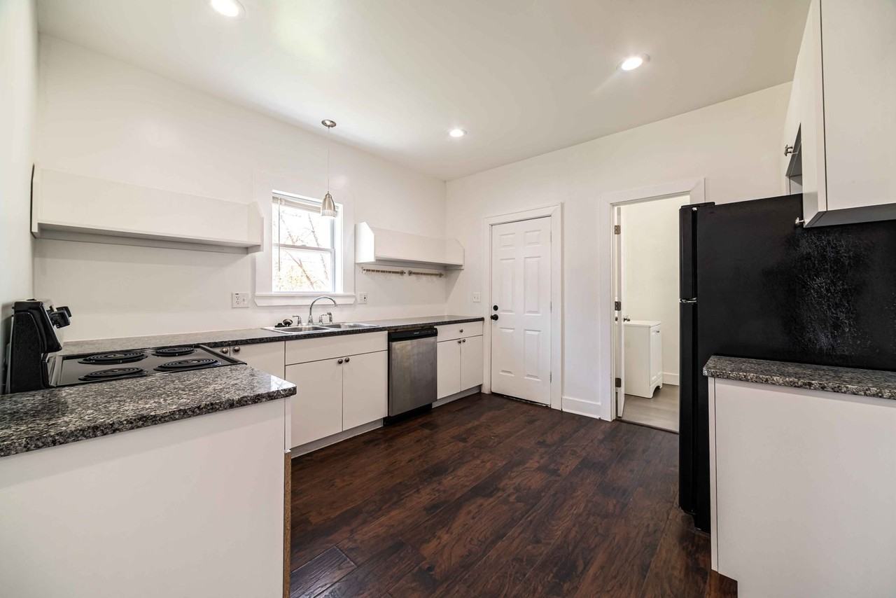 409 Melbourne St - Photo 5 of 18