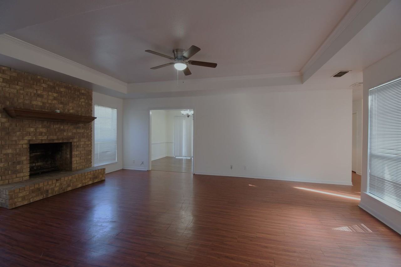 6016 Plantation Dr - Photo 4 of 40