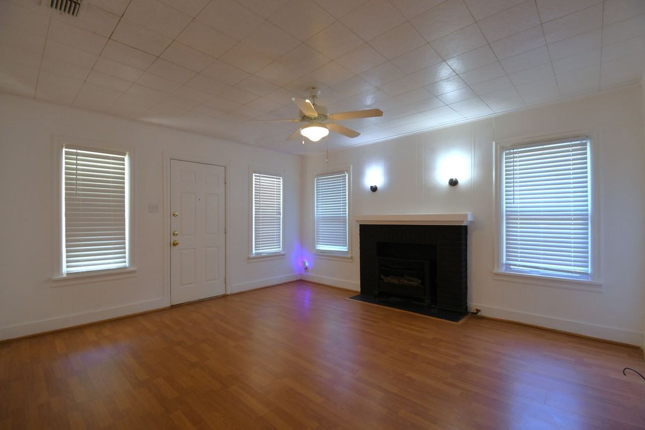 420 E Lake St - Photo 4 of 29
