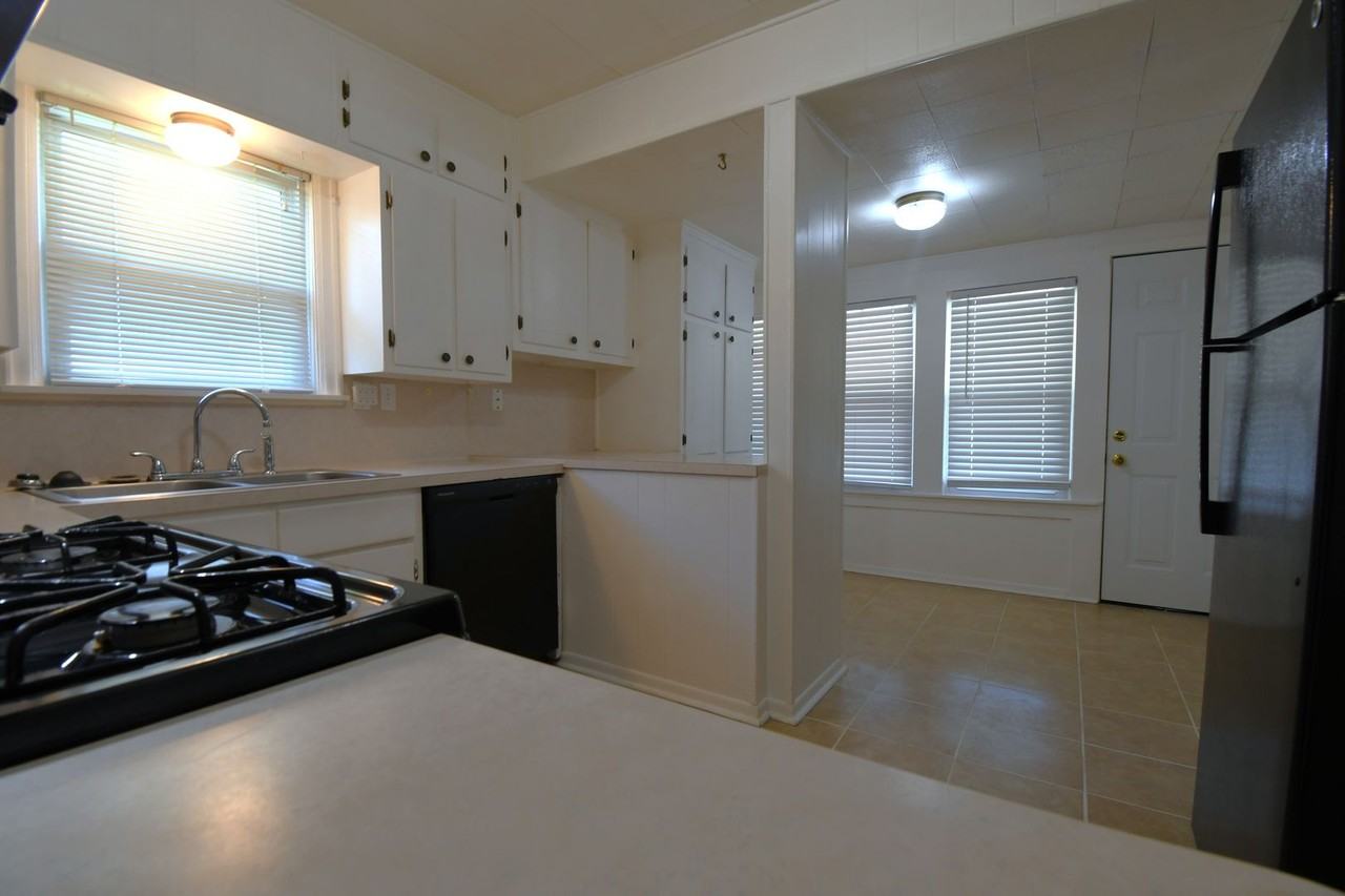 420 E Lake St - Photo 7 of 29