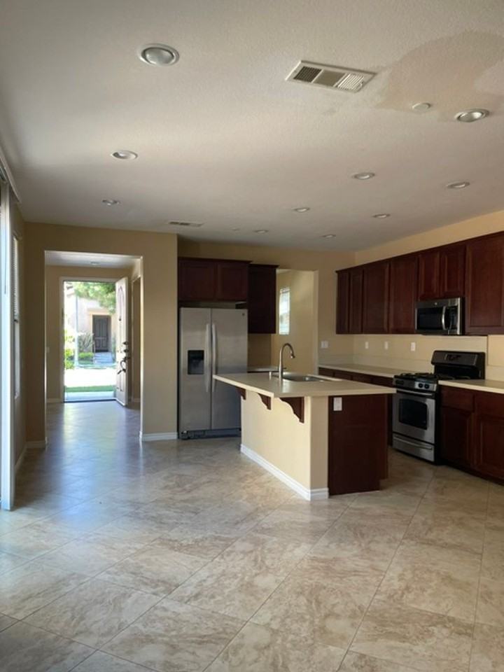 8152 Platinum St - Photo 6 of 33