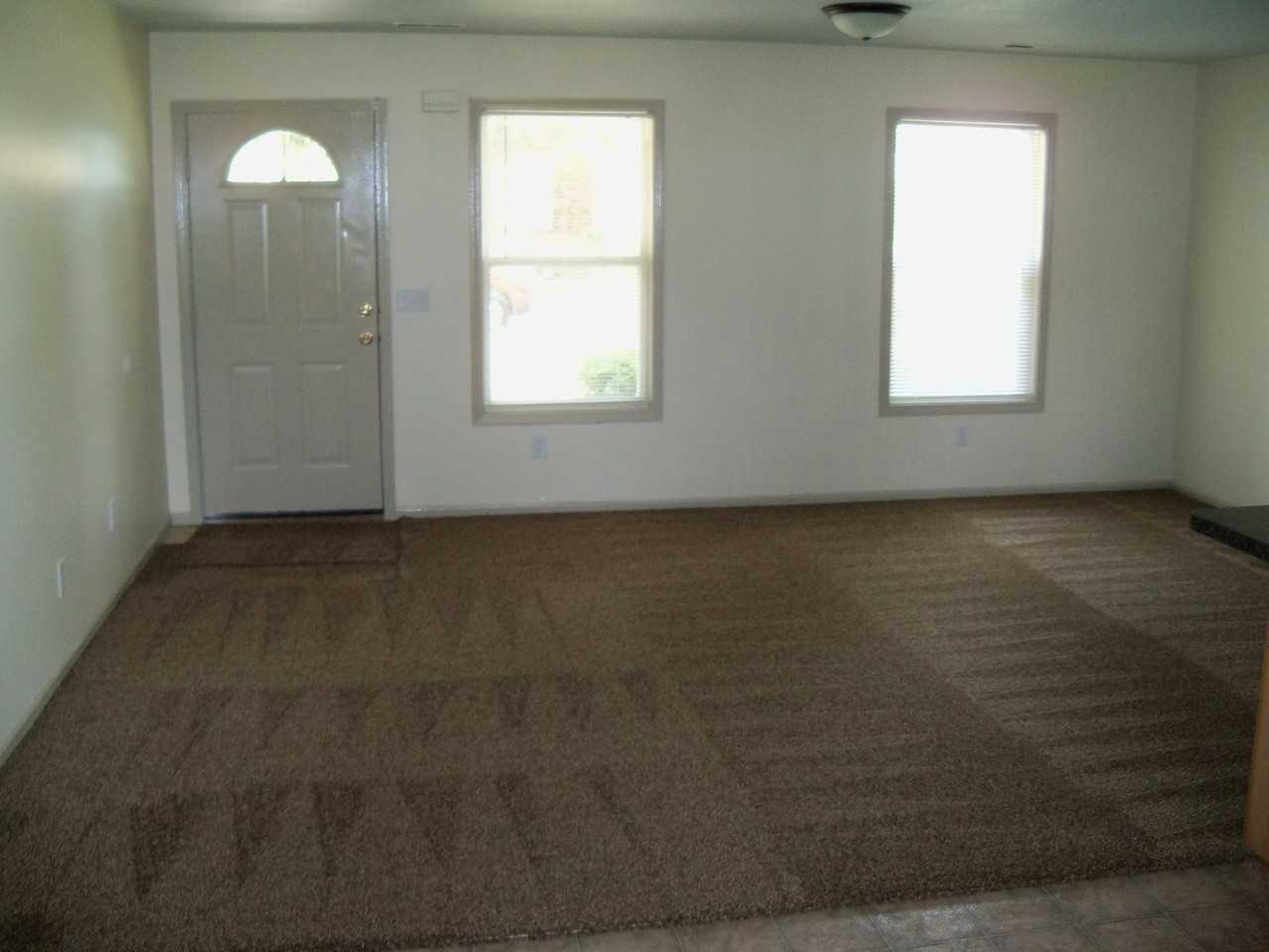 302 E Branning Ave - Photo 3 of 4