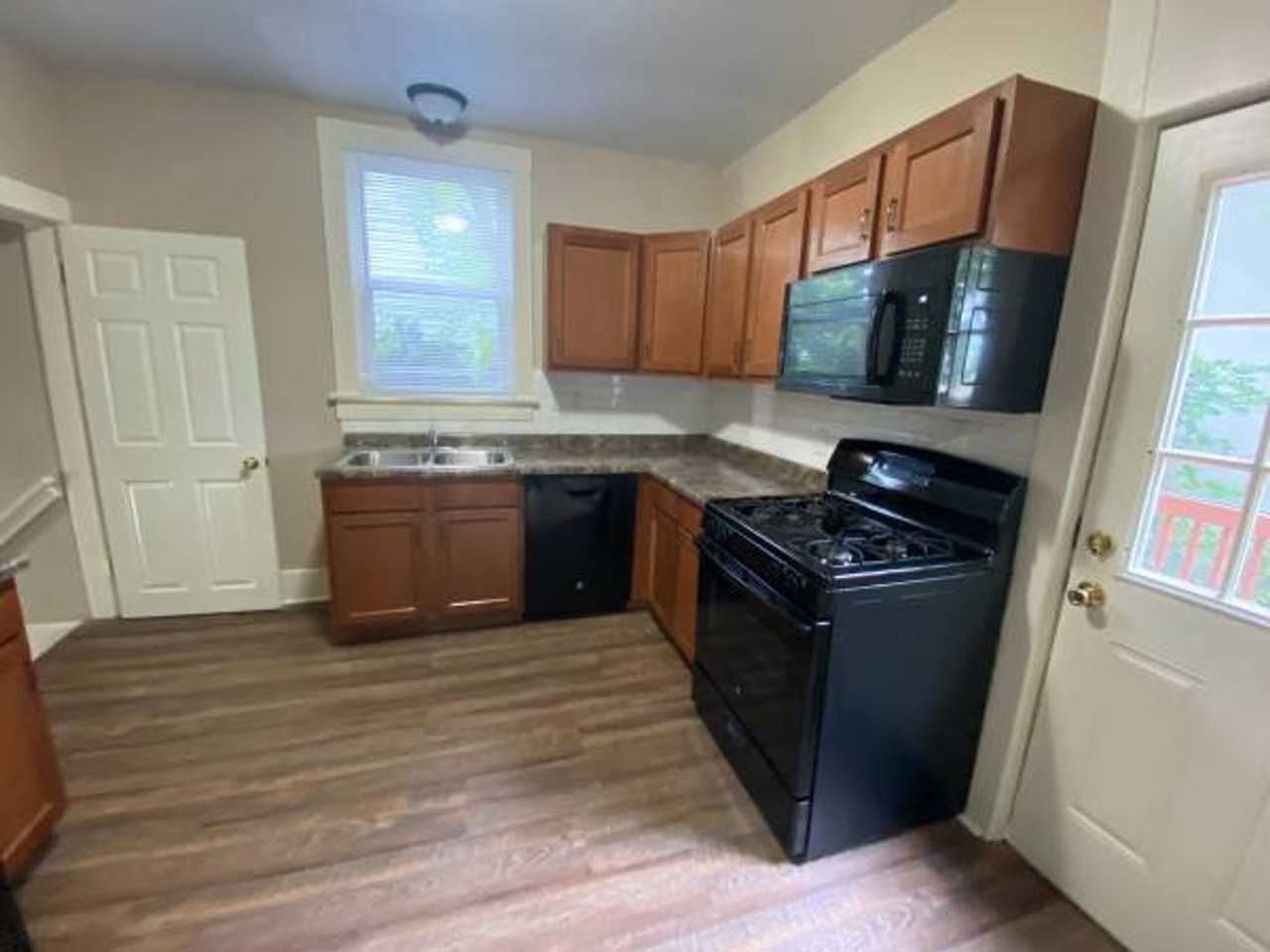 902 Nuttman Ave - Photo 6 of 15