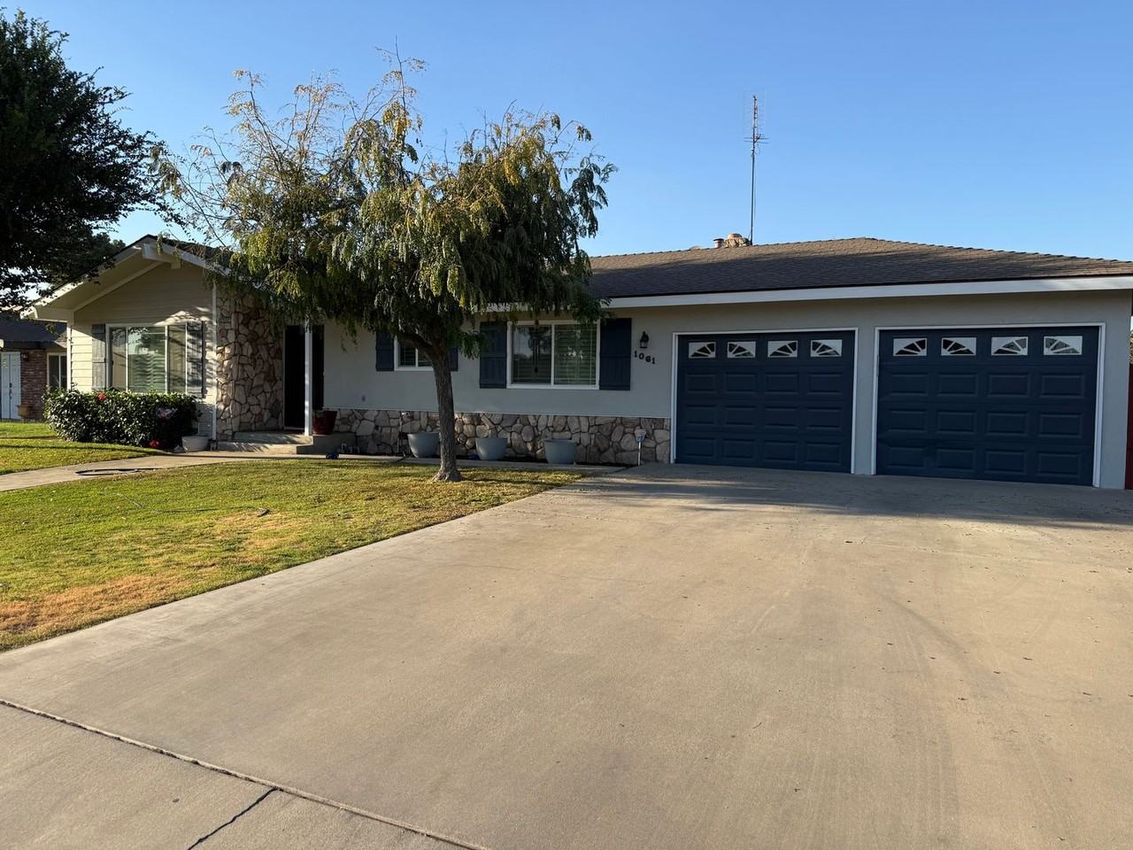 1061 E Millwood Dr - Photo 2 of 3