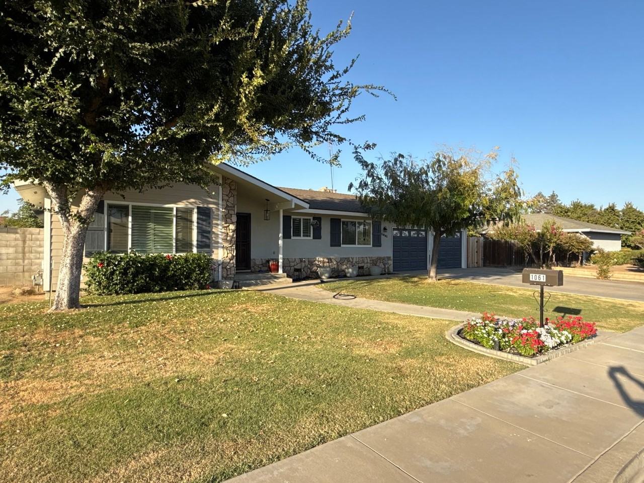 1061 E Millwood Dr - Photo 3 of 3