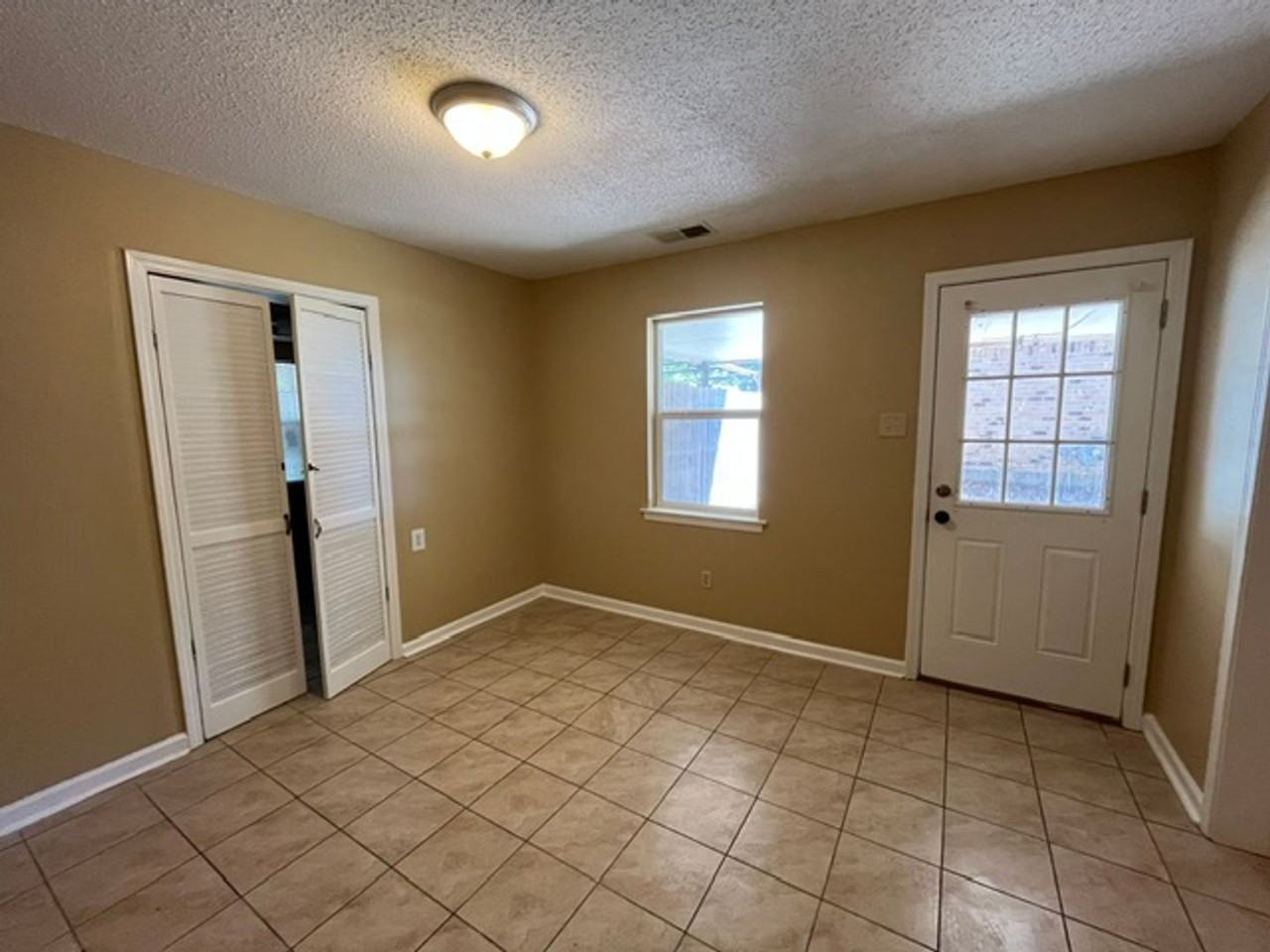 1902 Dorchester Dr - Photo 2 of 13