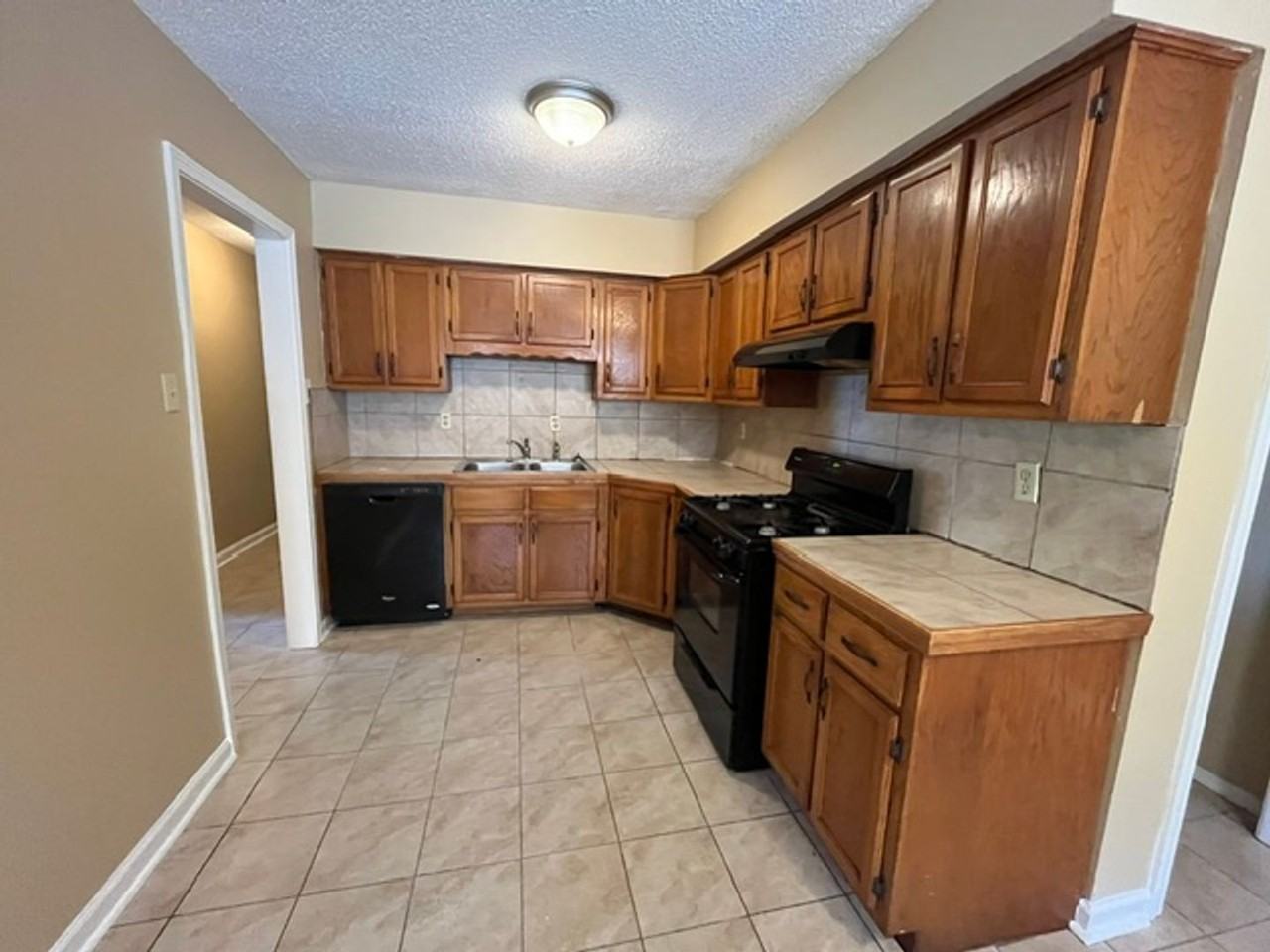 1902 Dorchester Dr - Photo 3 of 13