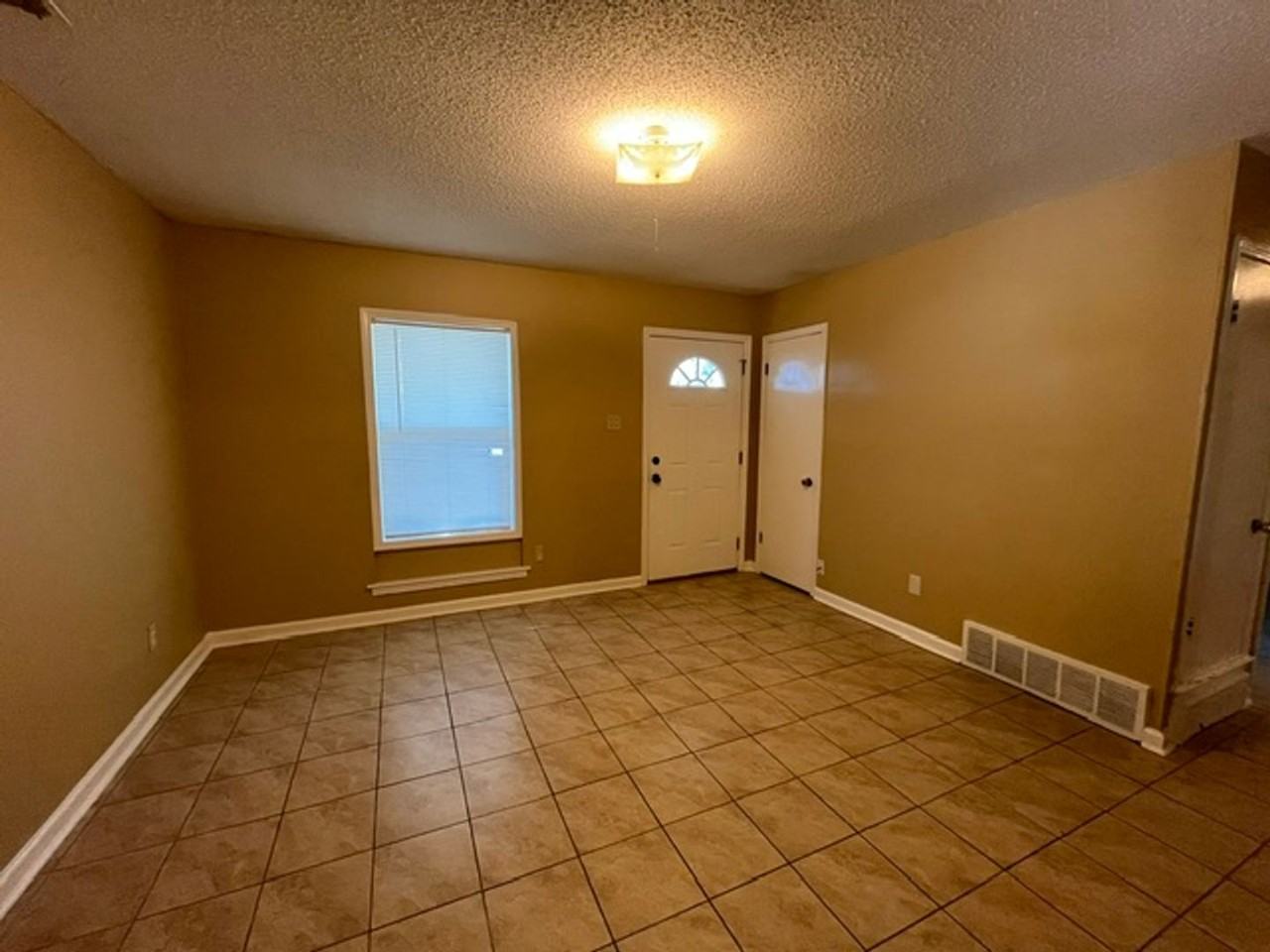 1902 Dorchester Dr - Photo 4 of 13