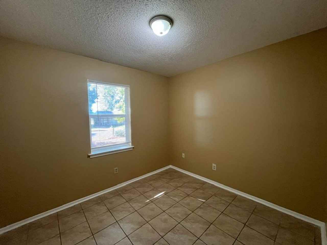 1902 Dorchester Dr - Photo 5 of 13