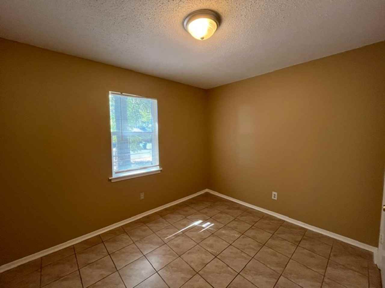 1902 Dorchester Dr - Photo 7 of 13