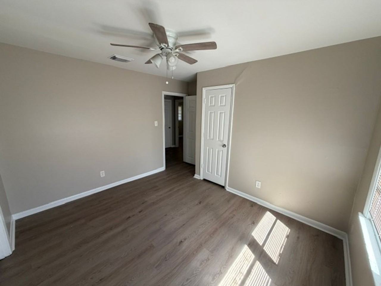 1025 Peyton Ave - Photo 4 of 11