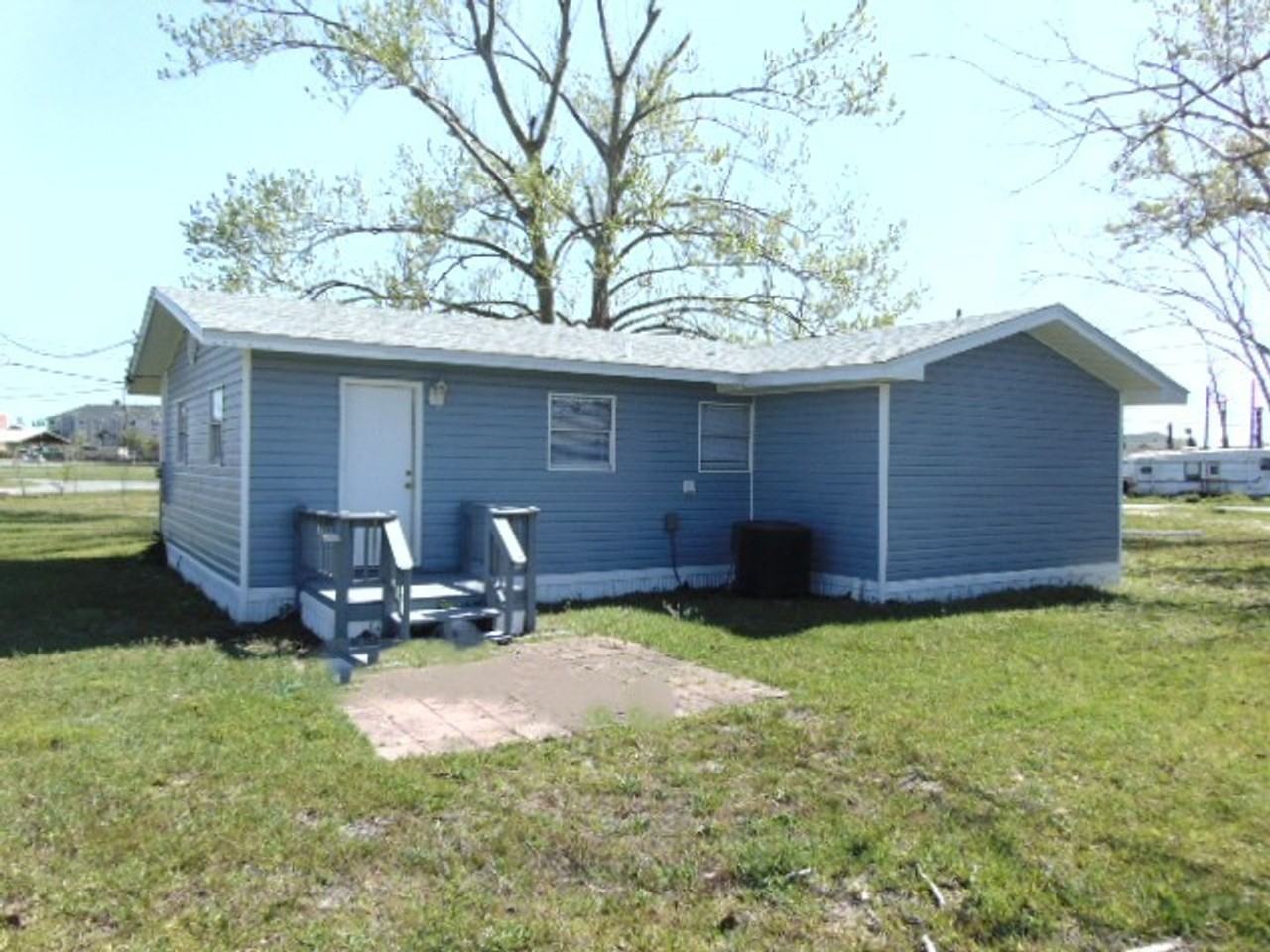 1041 E 24th Plz - Photo 3 of 27
