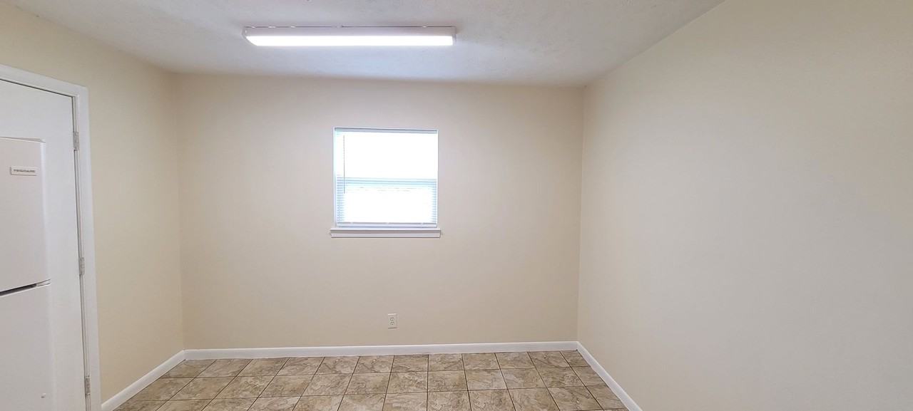 1041 E 24th Plz - Photo 6 of 27