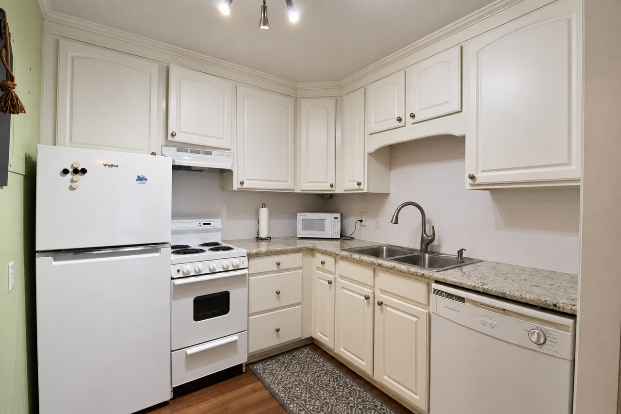 1045 E 10th St #206 - Photo 5 of 12