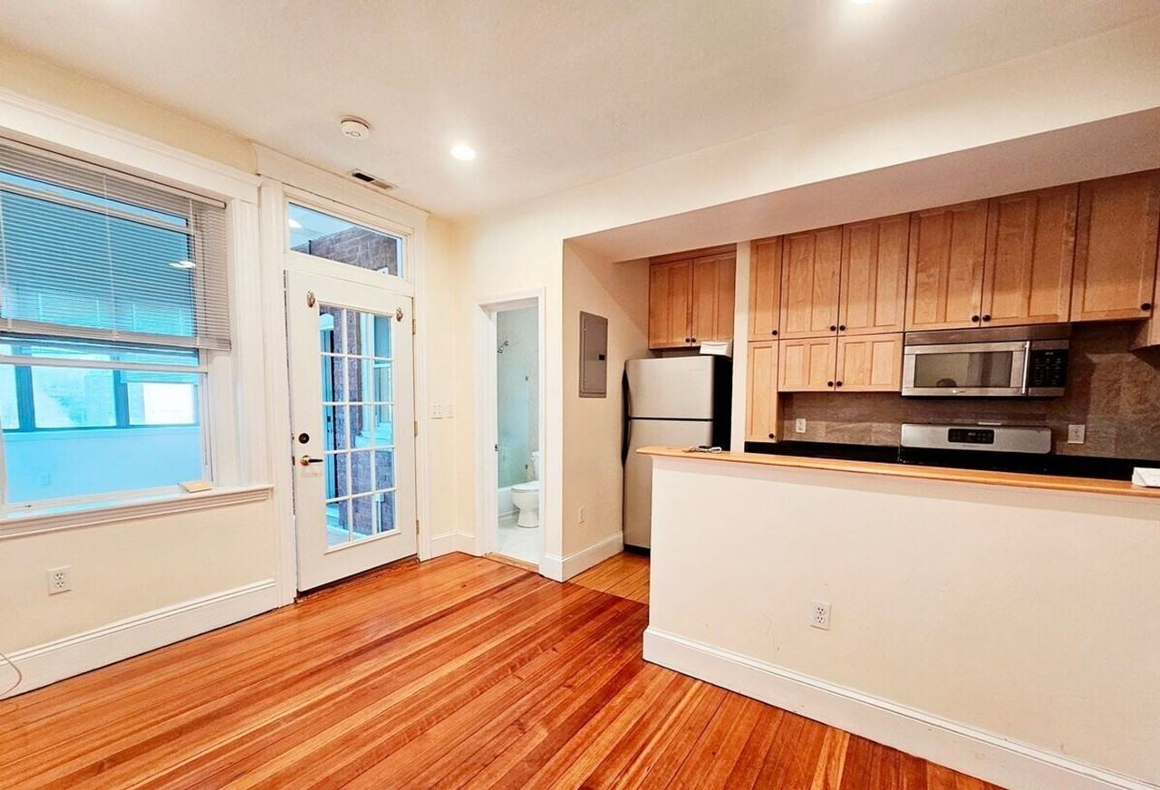 191 Winthrop Rd - Photo 2 of 11