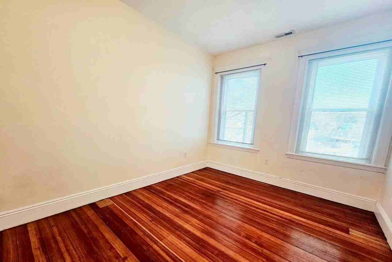 191 Winthrop Rd - Photo 5 of 11