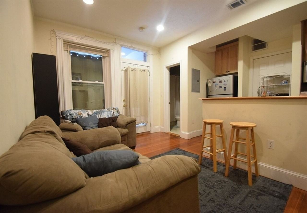 191 Winthrop Rd - Photo 6 of 11