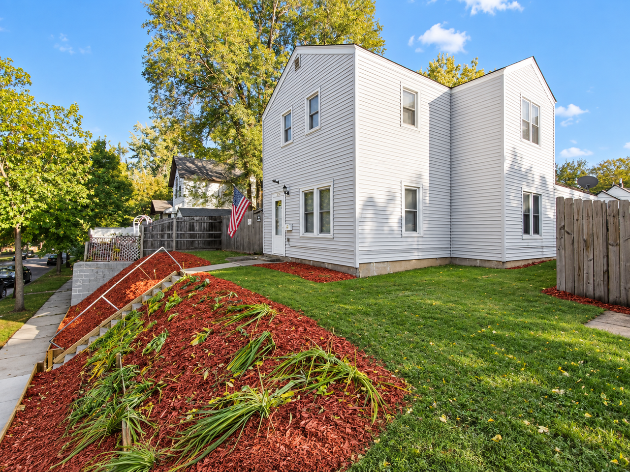 1070 Bush Ave - Photo 2 of 15