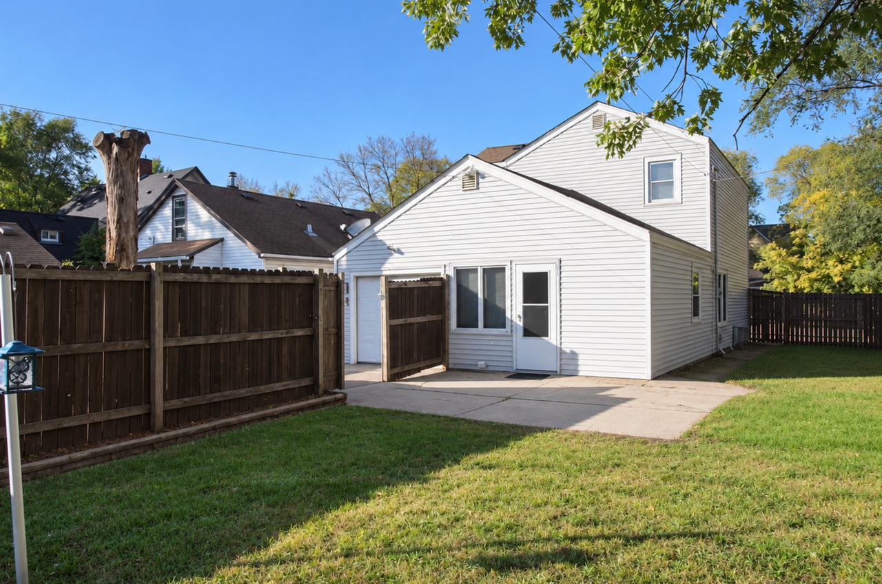 1070 Bush Ave - Photo 3 of 15