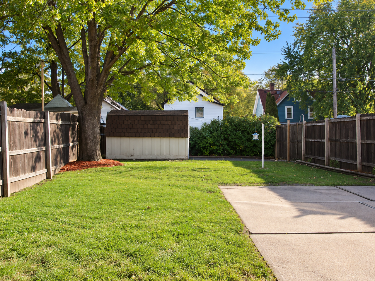 1070 Bush Ave - Photo 4 of 15