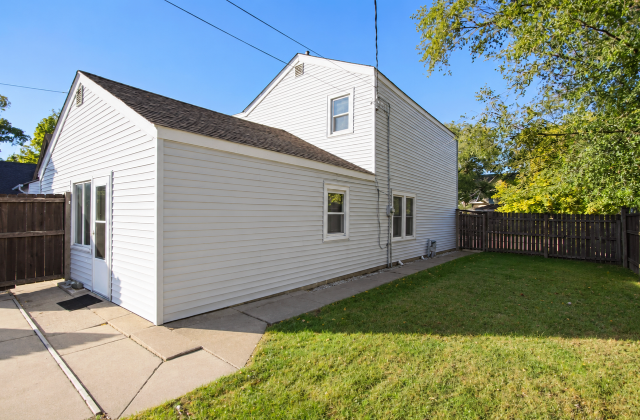 1070 Bush Ave - Photo 5 of 15