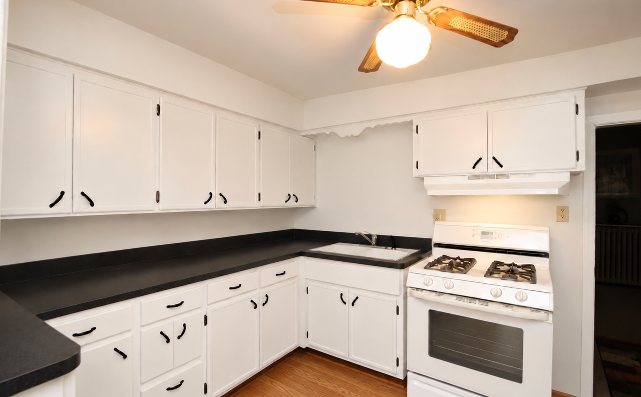 1070 Bush Ave - Photo 6 of 15