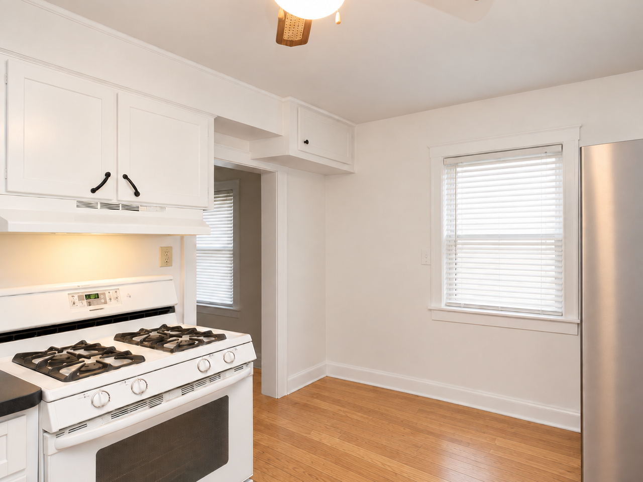 1070 Bush Ave - Photo 7 of 15