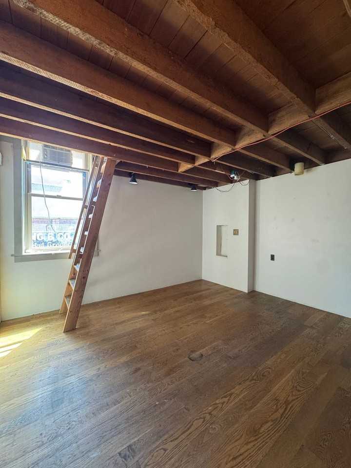 306 1/2 N Main St - Photo 3 of 8