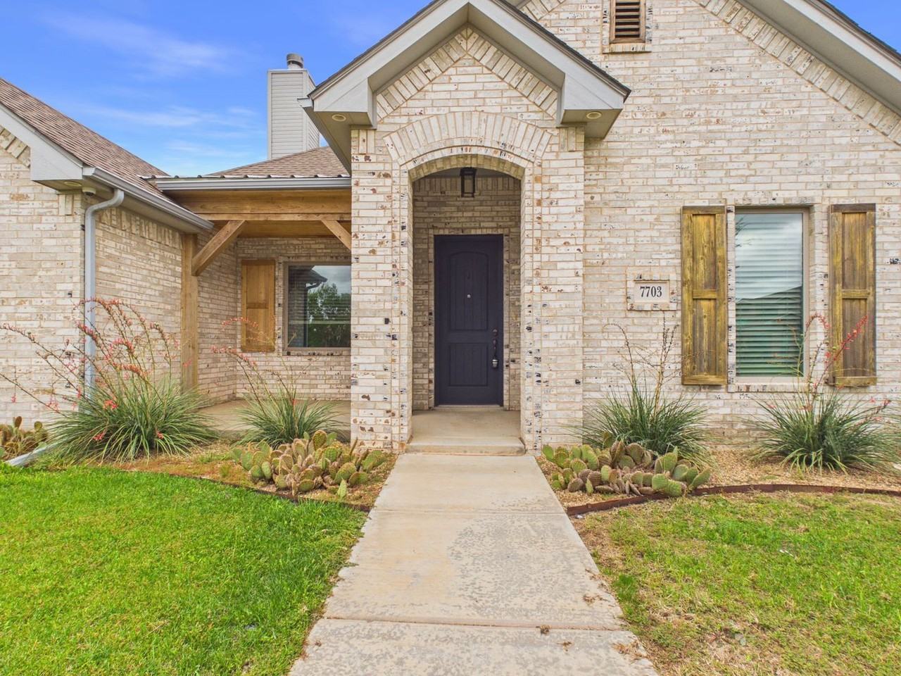 7703 Crestline Dr - Photo 2 of 36