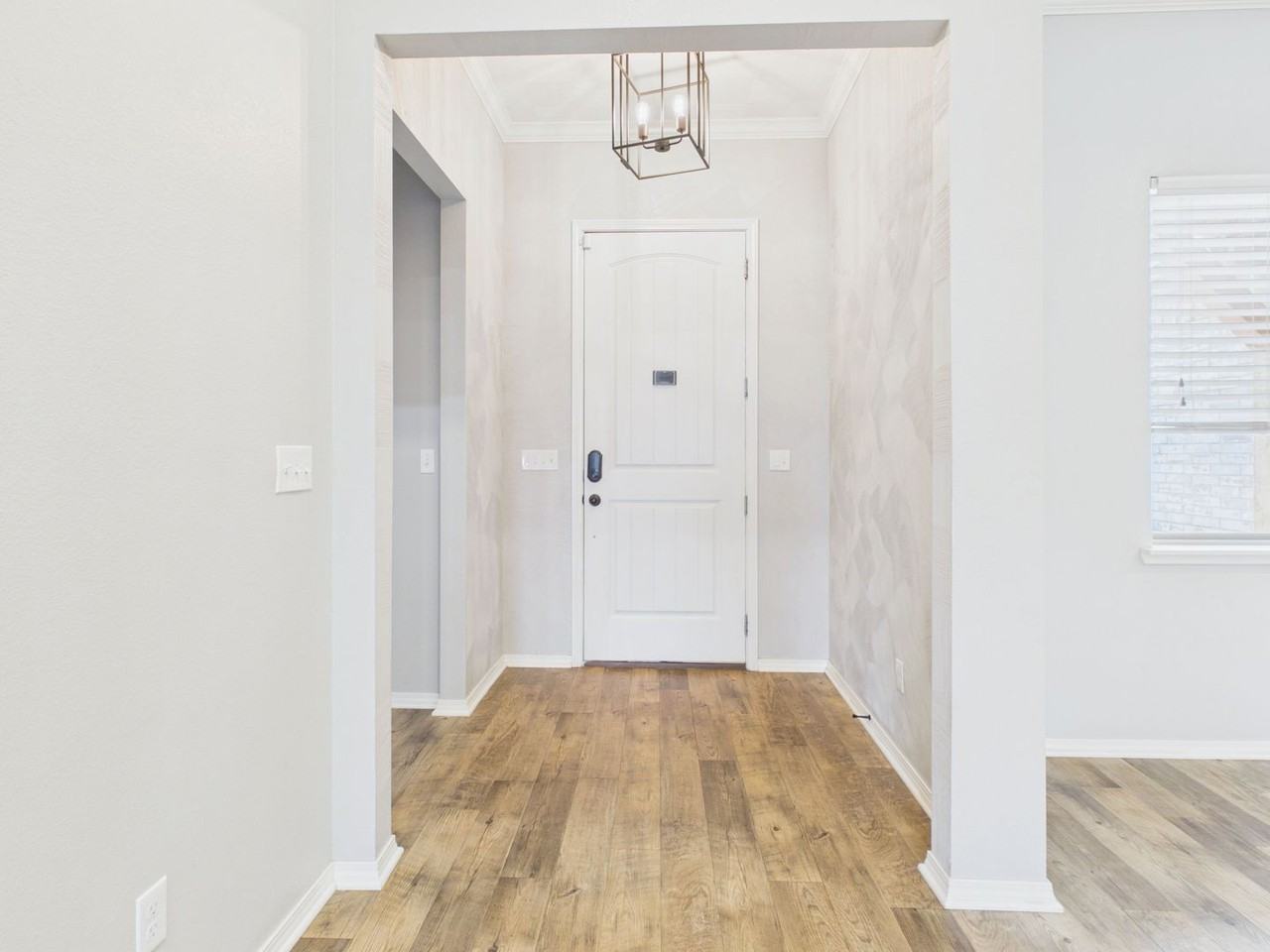 7703 Crestline Dr - Photo 3 of 36