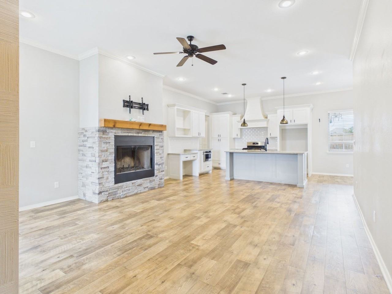 7703 Crestline Dr - Photo 4 of 36