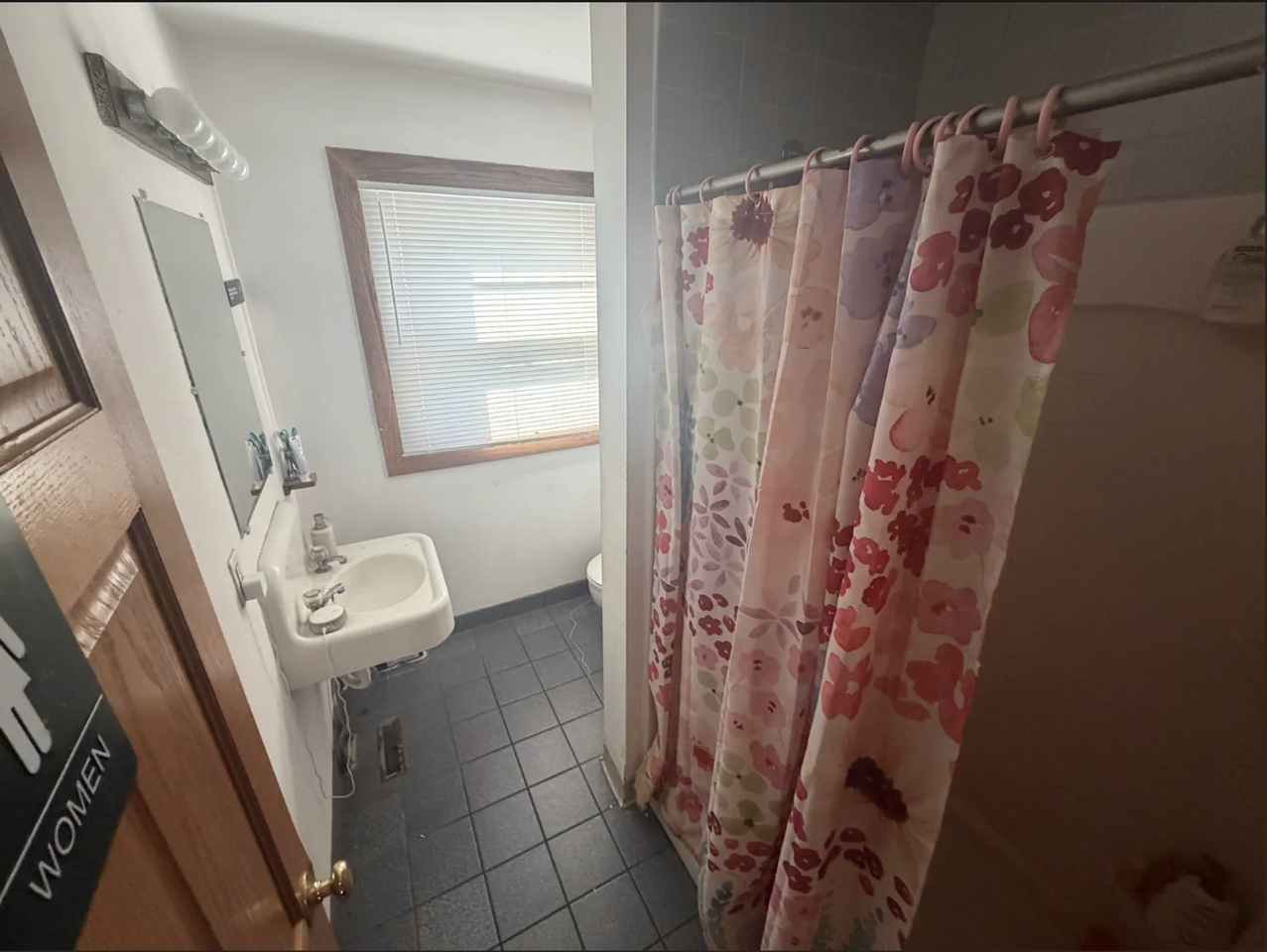 314 S Governor St - Photo 7 of 11