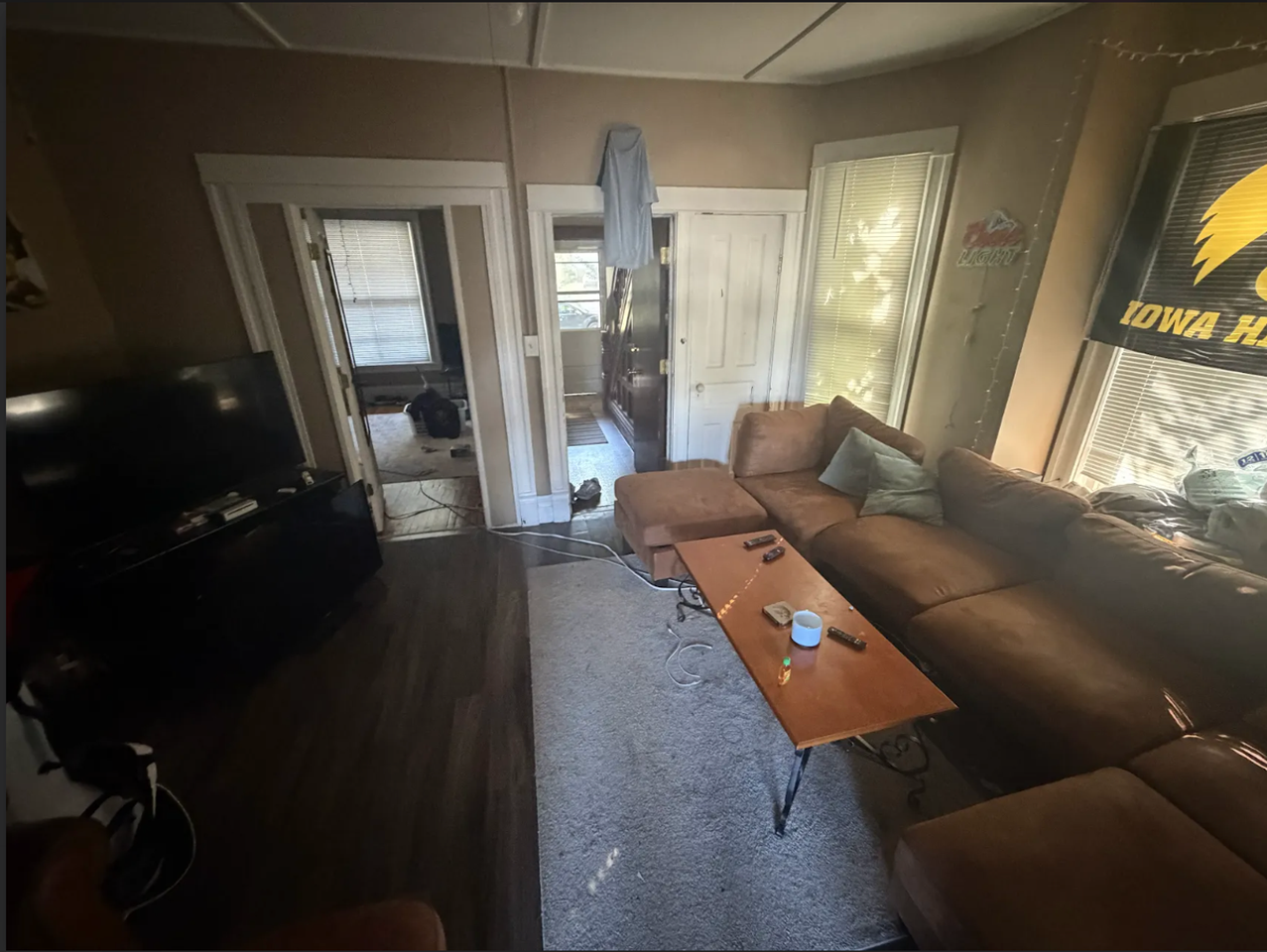 411 S Lucas St - Photo 2 of 8