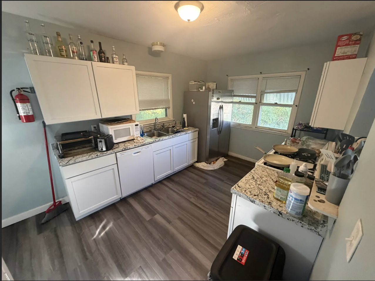 411 S Lucas St - Photo 4 of 8