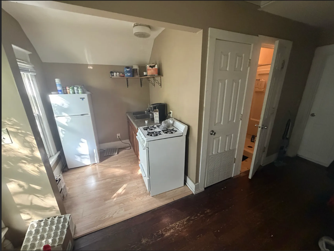 411 S Lucas St - Photo 6 of 8