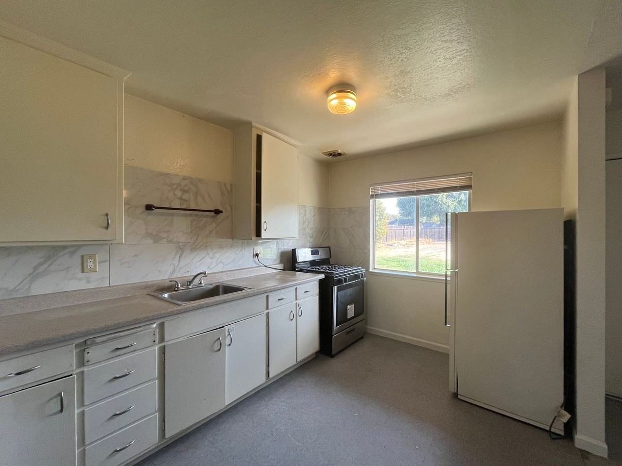 441 N Golden Gate Ave - Photo 2 of 8